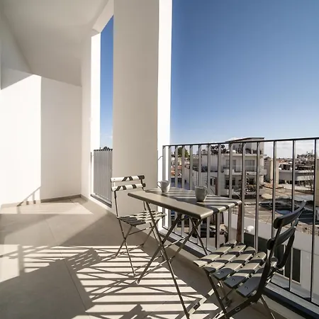 מלון דירות Alinea Center 4*